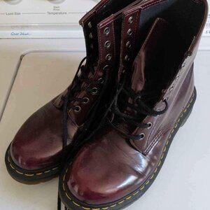 Dr. Martens red vegan leather size 9 boots never worn